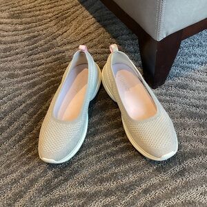 Vionic Kallie Slip On Canvas Gray Metallic Weave Loafer Sneaker Shoe Size 7 EUC